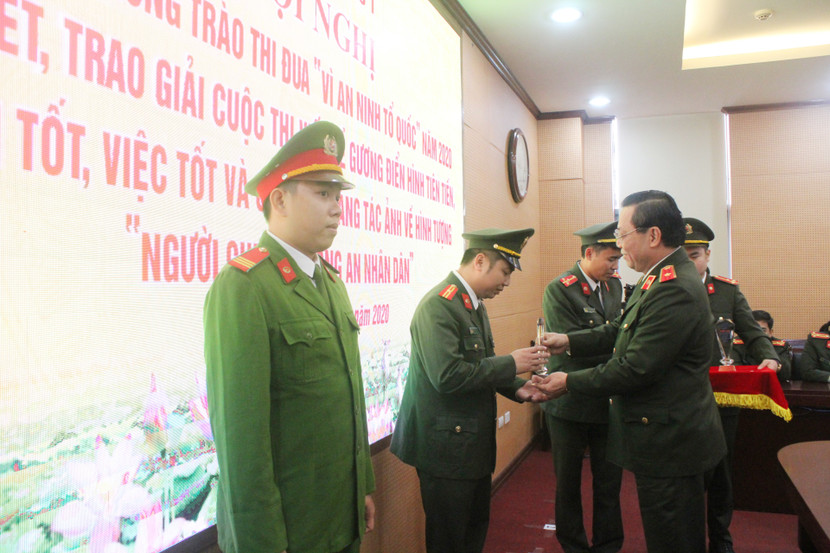 Thiếu tướng Nguyễn Hải Trung trao Giải Nhất 2 nội dung cuộc thi viết và cuộc thi ảnh nghệ thuật về hình tượng người chiến sỹ Công an nhân dân được phát động trong Cụm thi đua số 1 Bộ Công an Thiếu tướng Nguyễn Hải Trung trao Giải Nhất 2 nội dung cuộc thi viết và cuộc thi ảnh nghệ thuật về hình tượng người chiến sỹ Công an nhân dân được phát động trong Cụm thi đua số 1 Bộ Công an