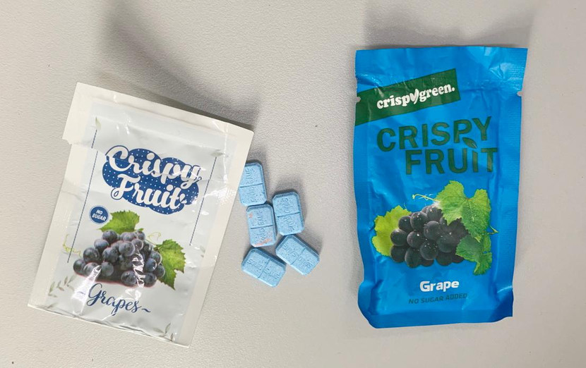 Tang vật thu giữ của Tuấn, một trong 2 gói là loại ma túy mới có tên 'nước vui'