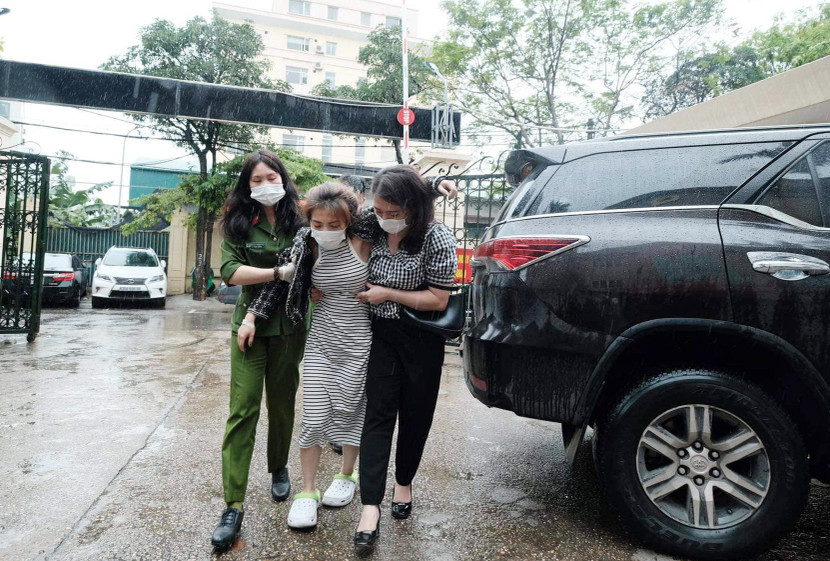 Trần Thị Thanh Hải được đưa về trụ sở cơ quan công an lấy lời khai