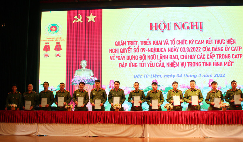 Chỉ huy Công an 13 phường, quận Bắc Từ Liêm ký cam kết thực hiện Nghị quyết 09 của Đảng ủy CATP