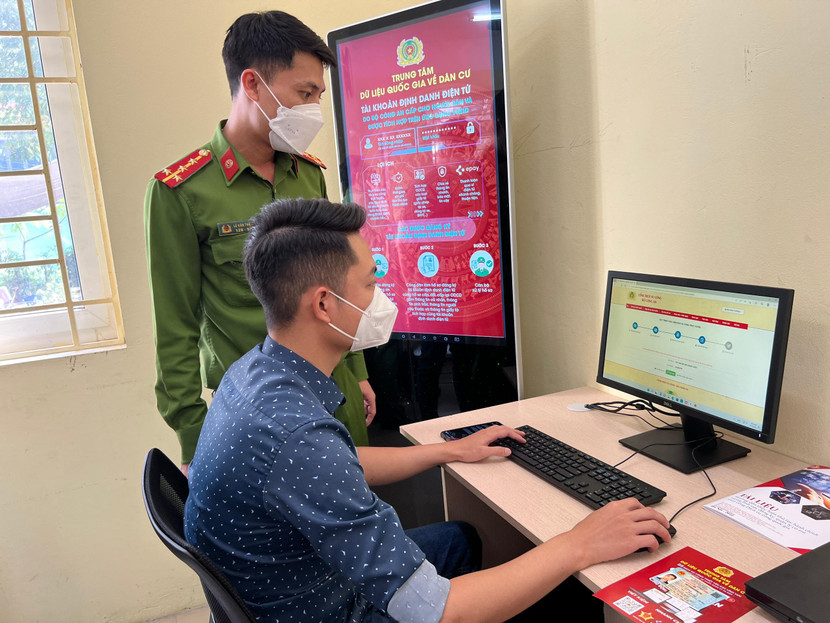 Hướng dẫn người dân tra cứu tiện ích dữ liệu dân cư, thụ hưởng dịch vụ công trực tuyến ngay tại cơ sở