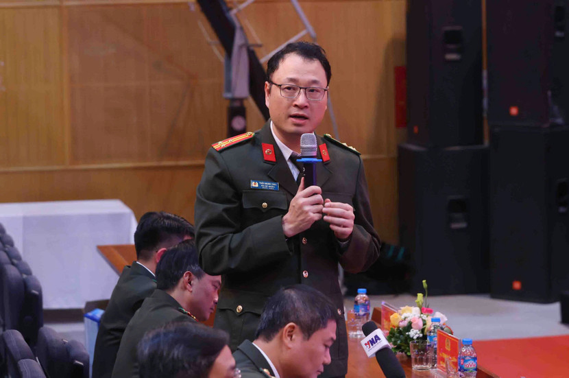 Thượng tá Triệu Mạnh Tùng, Phó Cục trưởng Cục An ninh mạng và phòng chống tội phạm sử dụng công nghệ cao trao đổi với phóng viên báo chí tại tọa đàm