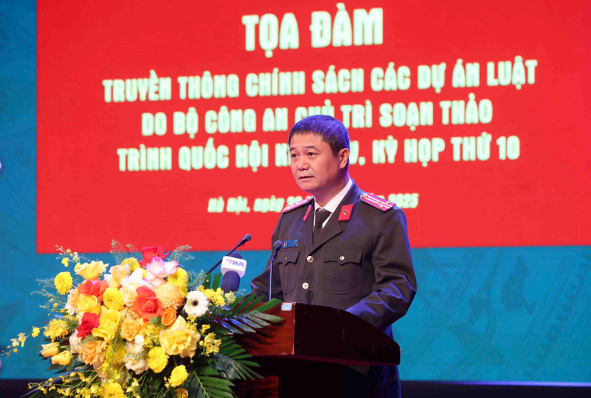 Thượng tá Ngô Đức Thắng, Phó Cục trưởng Cục Pháp chế và cải cách hành chính, tư pháp phát biểu tại tọa đàm