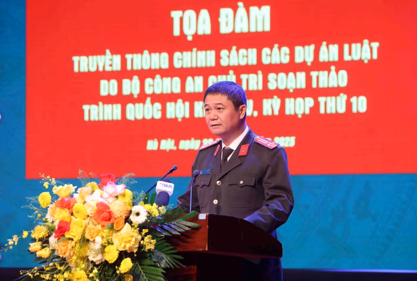 Thượng tá Ngô Đức Thắng, Phó Cục trưởng Cục Pháp chế và cải cách hành chính, tư pháp phát biểu tại tọa đàm