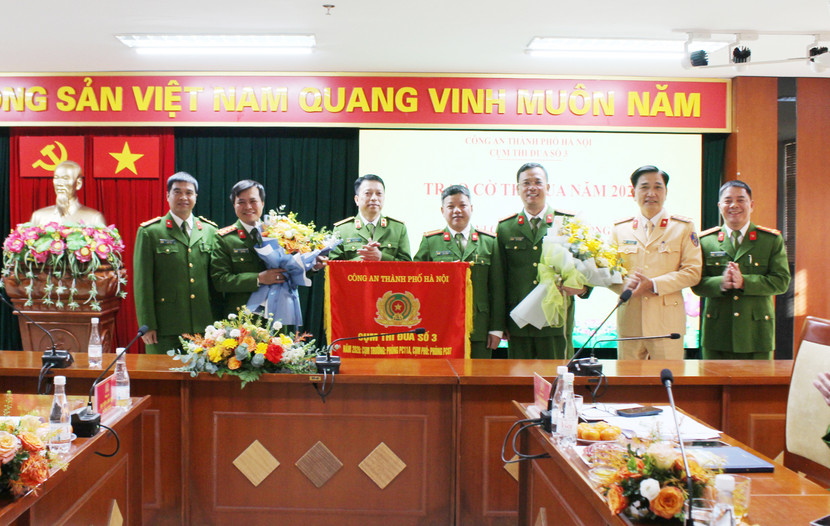 Dưới sự chứng kiến của Thiếu tướng Nguyễn Hồng Ky, đơn vị Cụm trưởng Cụm thi đua số 3 năm 2025 đã bàn giao cờ luân lưu Cụm thi đua cho đơn vị Cụm trưởng Cụm thi đua số 3 năm 2026