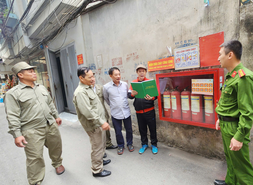 Lực lượng Công an phường Cầu Diễn và bảo vệ an ninh trật tự ở cơ sở luôn kiểm tra trang thiết bị của điểm chữa cháy công cộng Lực lượng Công an phường Cầu Diễn và bảo vệ an ninh trật tự ở cơ sở luôn kiểm tra trang thiết bị của điểm chữa cháy công cộng