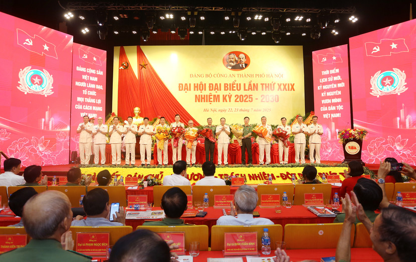 Đảng ủy, Ban Giám đốc CATP tặng hoa các đồng chí trong Ban Chấp hành Đảng bộ CATP nhiệm kỳ 2020-2025 không tái cử Ban Chấp hành Đảng bộ CATP nhiệm kỳ 2025-2030