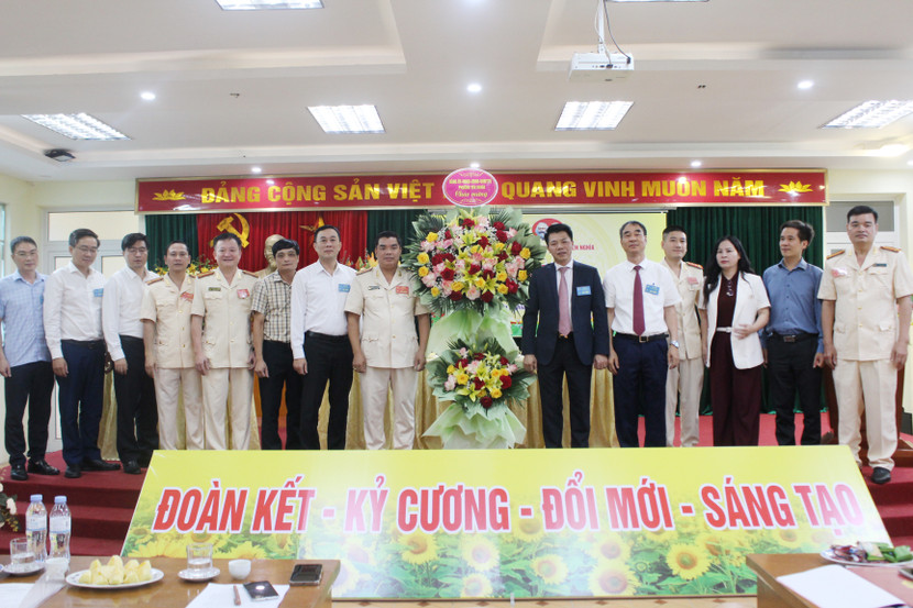 Đảng ủy, HĐND, UBND, MTTQ phường Yên Nghĩa tặng hoa chúc mừng Đại hội Đảng ủy, HĐND, UBND, MTTQ phường Yên Nghĩa tặng hoa chúc mừng Đại hội