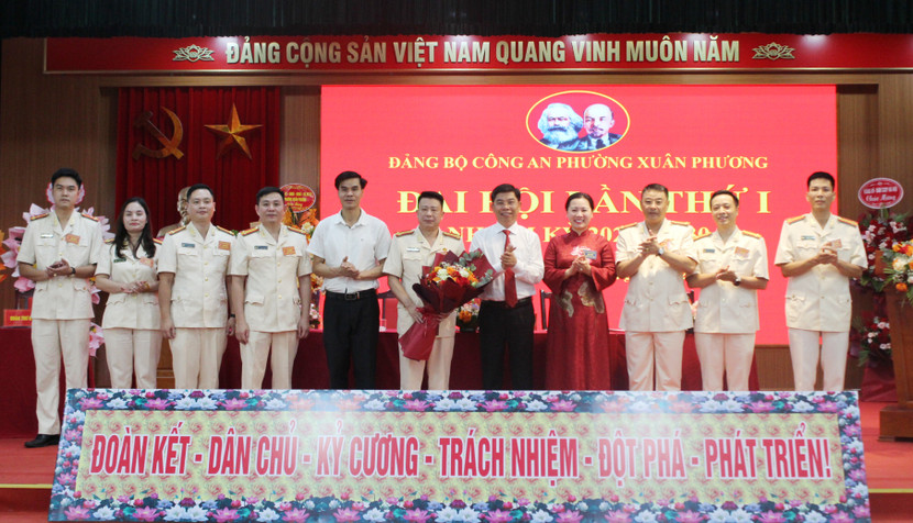 Đảng ủy, UBND phường Xuân Phương tặng hoa chúc mừng Ban chấp hành Đảng bộ Công an phường Xuân Phương nhiệm kỳ 2025-2030 Đảng ủy, UBND phường Xuân Phương tặng hoa chúc mừng Ban chấp hành Đảng bộ Công an phường Xuân Phương nhiệm kỳ 2025-2030