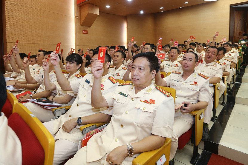 Các đại biểu thể hiện ý chí của người Đảng viên tại Đại hội