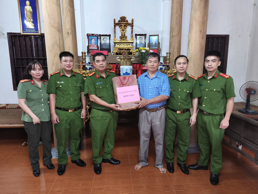 Thượng tá Nguyễn Minh Khang, Trưởng Công an phường Yên Nghĩa thăm, tặng quà thân nhân Liệt sỹ Công an Trần Văn Dũng