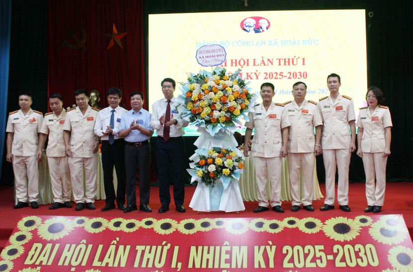 Lãnh đạo Đảng ủy xã Hoài Đức tặng hoa chúc mừng Đại hội