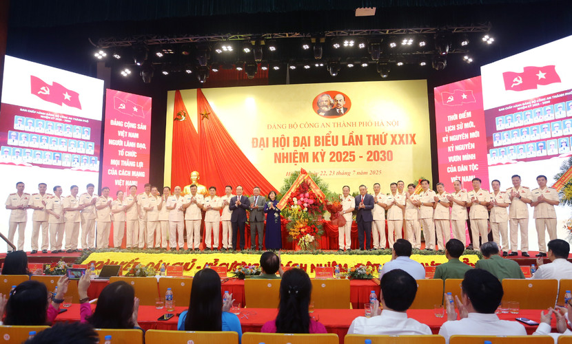 Các đồng chí lãnh đạo Thành ủy, UBND, HĐND TP tặng hoa chúc mừng Ban Chấp hành Đảng bộ CATP Hà Nội nhiệm kỳ 2025-2030 Các đồng chí lãnh đạo Thành ủy, UBND, HĐND TP tặng hoa chúc mừng Ban Chấp hành Đảng bộ CATP Hà Nội nhiệm kỳ 2025-2030