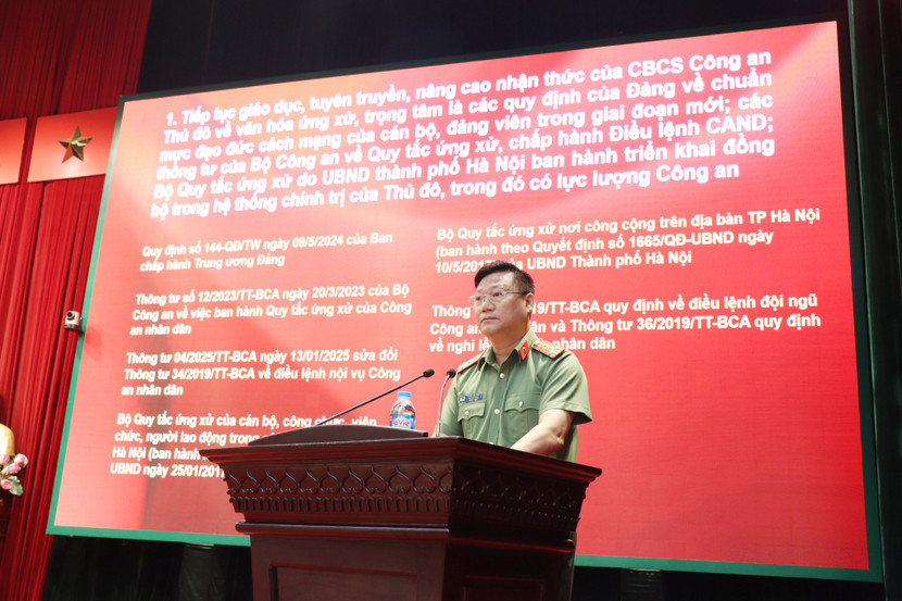 Đại tá Trần Văn Hóa, Trưởng phòng Công tác chính trị tham luận tại hội nghị Đại tá Trần Văn Hóa, Trưởng phòng Công tác chính trị tham luận tại hội nghị