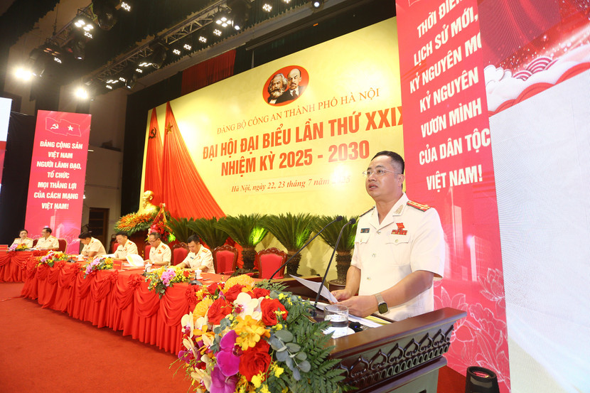 Đại tá Nguyễn Thành Long, Phó Giám đốc CATP báo cáo kết quả thẩm tra tư cách Đại biểu dự Đại hội