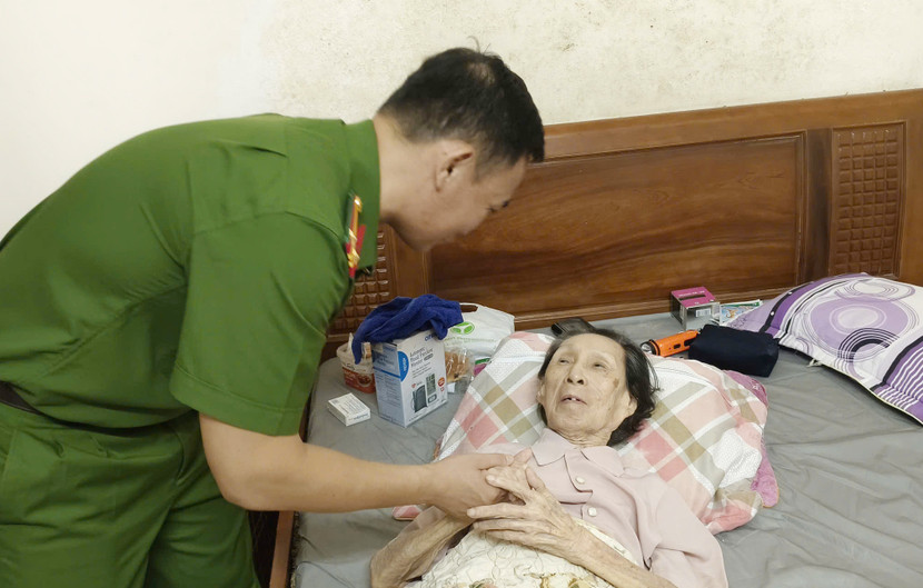 Mẹ Việt Nam Anh hùng Phạm Thị Trường bày tỏ lời cảm ơn với chỉ huy Công an phường Phú Diễn Mẹ Việt Nam Anh hùng Phạm Thị Trường bày tỏ lời cảm ơn với chỉ huy Công an phường Phú Diễn