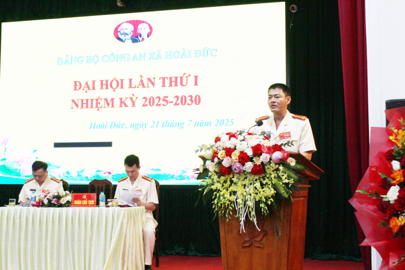 Trung tá Vũ Quang Nam, Bí thư Đảng ủy, Trưởng Công an xã Hoài Đức phát biểu tại Đại hội