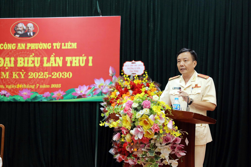 Thượng tá Lê Xuân Hanh, Bí thư Đảng bộ, Trưởng Công an phường Từ Liêm phát biểu tiếp thu ý kiến tại Đại hội Thượng tá Lê Xuân Hanh, Bí thư Đảng bộ, Trưởng Công an phường Từ Liêm phát biểu tiếp thu ý kiến tại Đại hội