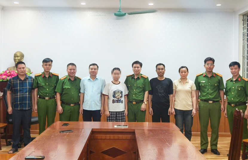 Lực lượng công an bàn giao cháu P về với gia đình Lực lượng công an bàn giao cháu P về với gia đình
