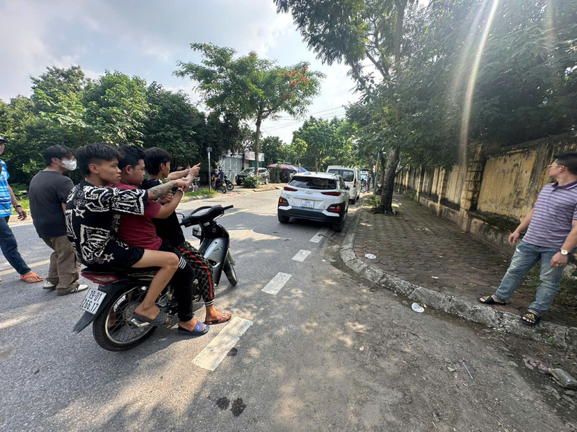 Công an phường Phú Diễn dựng lại tình huống cướp được xe máy, các đối tượng rời khỏi hiện trường... Công an phường Phú Diễn dựng lại tình huống cướp được xe máy, các đối tượng rời khỏi hiện trường...