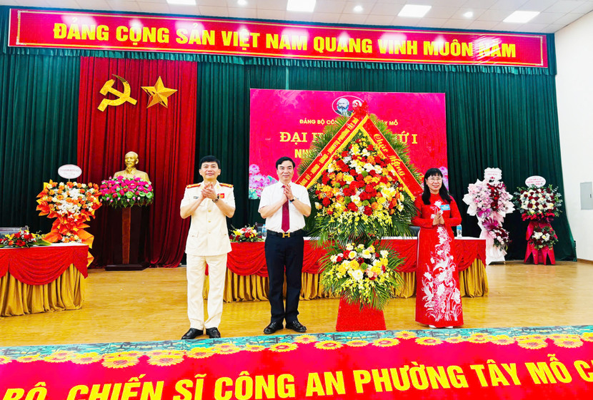Đảng ủy, UBND phường Tây Tựu tặng hoa chúc mừng Đại hội Đảng ủy, UBND phường Tây Tựu tặng hoa chúc mừng Đại hội