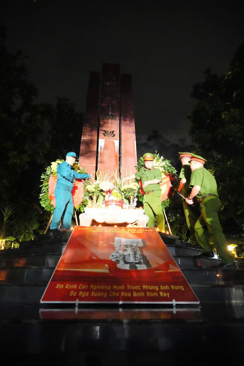 Dâng hương tại Nghĩa trang liệt sỹ trên địa bàn