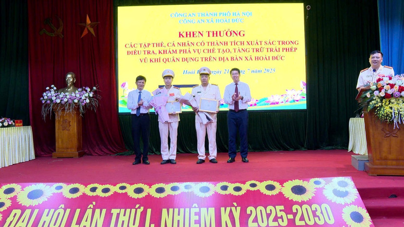 Đồng chí Nguyễn Hoàng Trường - Bí thư Đảng uỷ, Chủ tịch HĐND xã; đồng chí Nguyễn Huy Hoàng - Phó Bí thư Đảng uỷ, Chủ tịch UBND xã Hoài Đức trao Giấy khen cho tập thể và cá nhân...