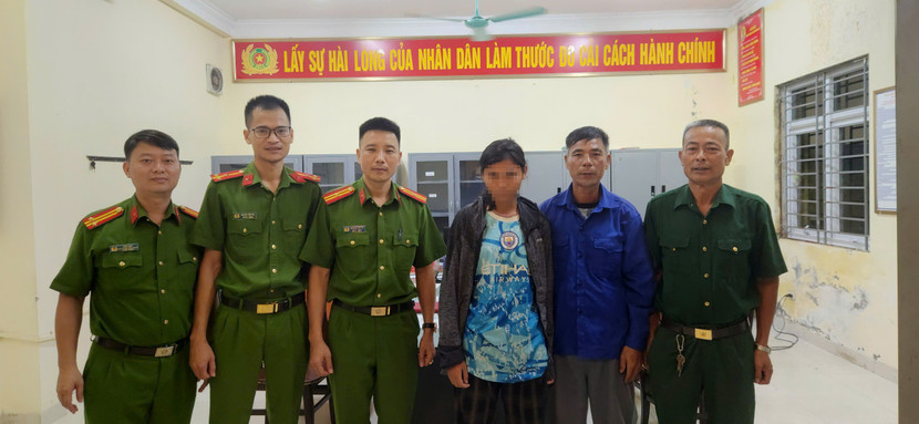 Tổ công tác Công an xã Dương Hòa bàn giao cô gái về với gia đình Tổ công tác Công an xã Dương Hòa bàn giao cô gái về với gia đình