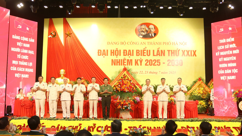 Thiếu tướng Nguyễn Đức Nghi, Chủ tịch Hội Cựu CAND TP Hà Nội tặng hoa chúc mừng Đại hội