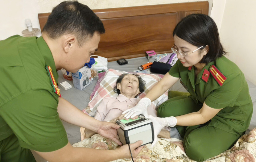 Thu nhận vân tay của Mẹ Việt Nam Anh hùng Phạm Thị Trường Thu nhận vân tay của Mẹ Việt Nam Anh hùng Phạm Thị Trường