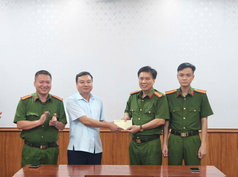 Ông Đinh Viết Cường, Chủ tịch UBND xã Thanh Lâm động viên, chúc mừng lực lượng Công an xã đã nhanh chóng, kịp thời giải quyết vụ việc Ông Đinh Viết Cường, Chủ tịch UBND xã Thanh Lâm động viên, chúc mừng lực lượng Công an xã đã nhanh chóng, kịp thời giải quyết vụ việc