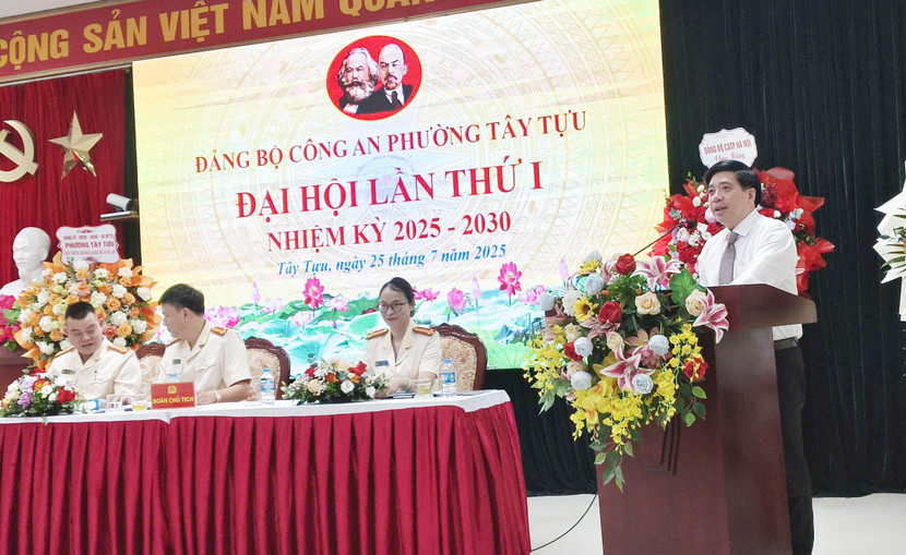 Đồng chí Nguyễn Hữu Tuyên, Bí thư Đảng ủy, Chủ tịch HĐND phường Tây Tựu phát biểu chỉ đạo tại Đại hội