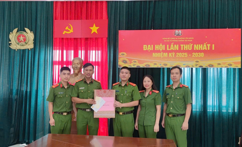 Thăm hỏi, tặng quà Trung tá Phùng Văn Quốc là thương binh đang công tác tại Công an phường