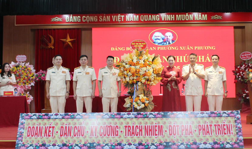 Đồng chí Lê Anh Thư, Phó Bí thư Thường trực phường Xuân Phương tặng hoa chúc mừng Đại hội Đồng chí Lê Anh Thư, Phó Bí thư Thường trực phường Xuân Phương tặng hoa chúc mừng Đại hội