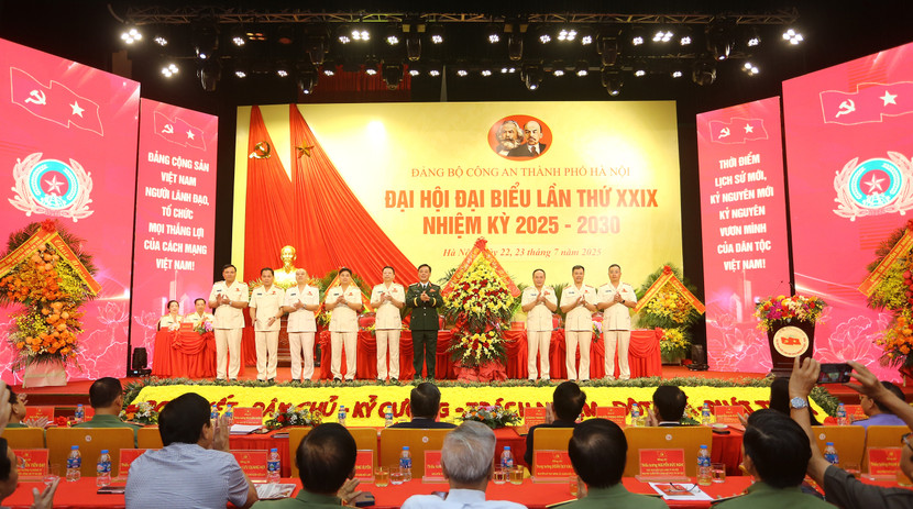 Thiếu tướng Đào Văn Nhận, Tư lệnh Bộ Tư lệnh Thủ đô tặng hoa chúc mừng Đại hội