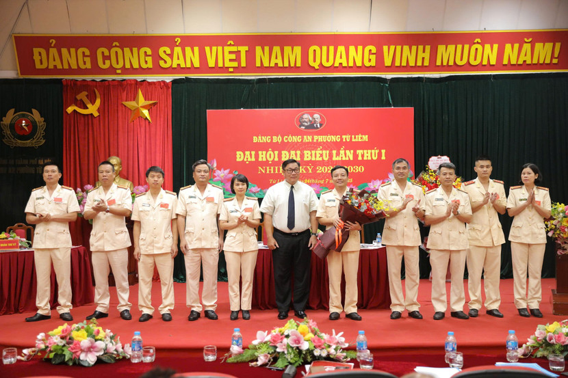 Đồng chí Nguyễn Quang Hiếu tặng hoa chúc mừng Ban Chấp hành Đảng bộ Công an phường Từ Liêm Đồng chí Nguyễn Quang Hiếu tặng hoa chúc mừng Ban Chấp hành Đảng bộ Công an phường Từ Liêm