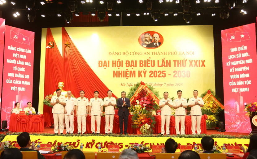 Đồng chí Trần Sỹ Thanh, Ủy viên Trung ương Đảng, Phó Bí thư Thành ủy, Chủ tịch UBND thành phố Hà Nội tặng hoa chúc mừng Đại hội