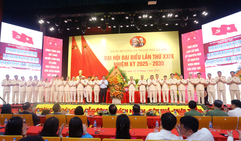 Đồng chí Nguyễn Hải Trung - Thứ trưởng Bộ Dân tộc và tôn giáo chúc mừng Ban Chấp hành Đảng bộ CATP Hà Nội nhiệm kỳ 2025-2030