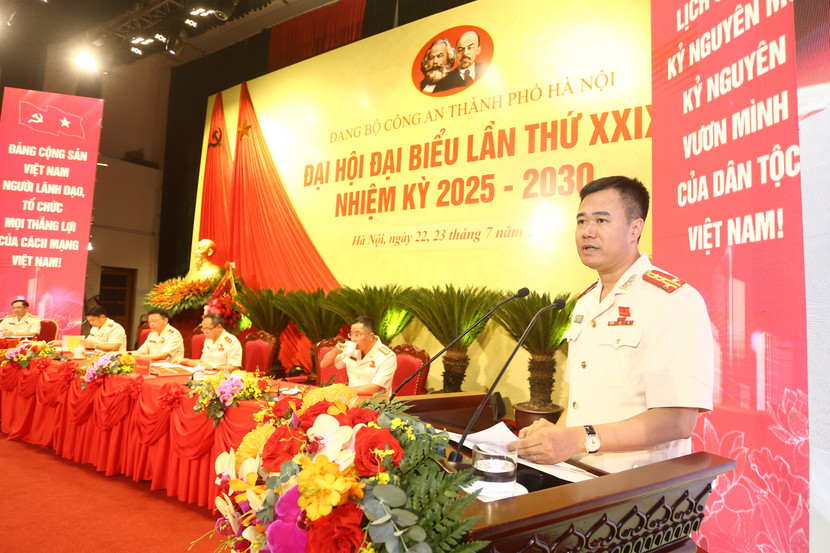 Đại tá Nguyễn Ngọc Quyền - Phó Bí thư Đảng ủy, Phó Giám đốc CATP thông báo kết quả Hội nghị lần thứ nhất Ban Chấp hành Đảng bộ CATP khóa XXIX nhiệm kỳ 2025-2030