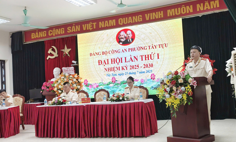 Trung tá Nguyễn Hoàng Nam, Bí thư Đảng ủy, Trưởng Công an phường Tây Tựu phát biểu tại Đại hội