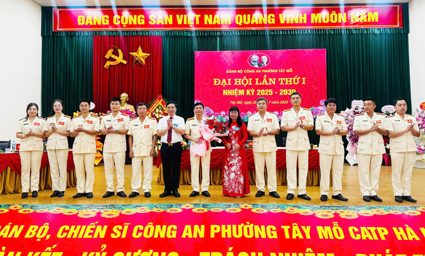 Đảng ủy phường Tây Mỗ tặng hoa chúc mừng Ban Chấp hành Đảng bộ Công an phường Tây Mỗ Đảng ủy phường Tây Mỗ tặng hoa chúc mừng Ban Chấp hành Đảng bộ Công an phường Tây Mỗ