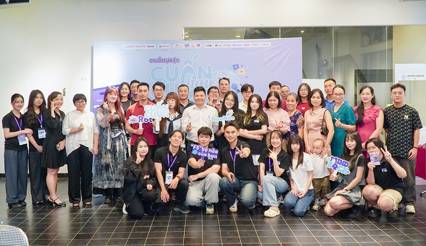 E-kip sáng tạo và khán giả dự triển lãm E-kip sáng tạo và khán giả dự triển lãm