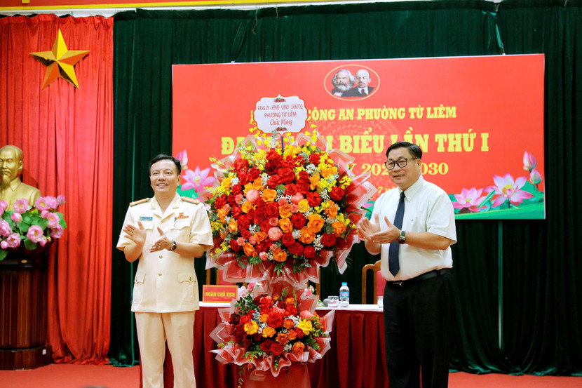 Đồng chí Nguyễn Quang Hiếu, Bí thư Đảng bộ phường Từ Liêm tặng hoa chúc mừng Đại hội Đồng chí Nguyễn Quang Hiếu, Bí thư Đảng bộ phường Từ Liêm tặng hoa chúc mừng Đại hội