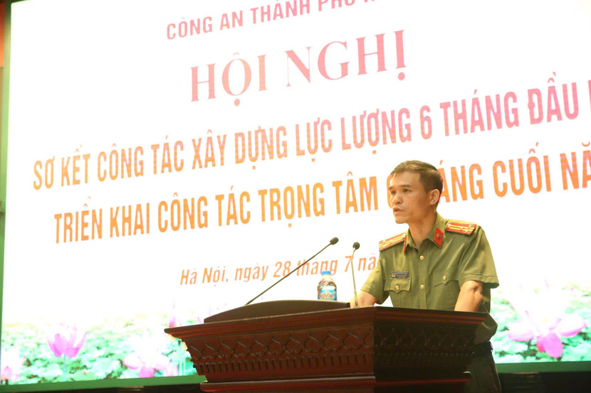 Thượng tá Dương Minh Tuyến, Phó trưởng Phòng Tham mưu CATP trình bày báo cáo tóm tắt công tác xây dựng Đảng, xây dựng lực lượng 6 tháng đầu năm 2025 Thượng tá Dương Minh Tuyến, Phó trưởng Phòng Tham mưu CATP trình bày báo cáo tóm tắt công tác xây dựng Đảng, xây dựng lực lượng 6 tháng đầu năm 2025