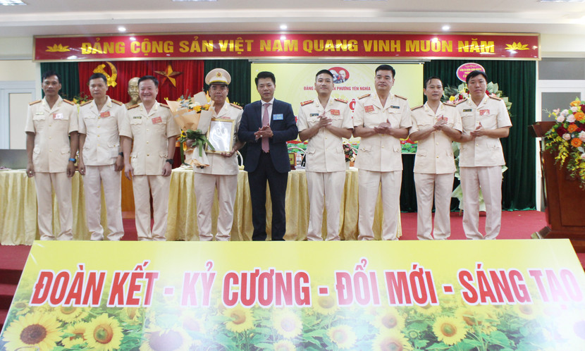 Đồng chí Nguyễn Nguyên Quân trao quyết định chỉ định Ban chấp hành, UBKT Đảng bộ Công an phường Yên Nghĩa Đồng chí Nguyễn Nguyên Quân trao quyết định chỉ định Ban chấp hành, UBKT Đảng bộ Công an phường Yên Nghĩa