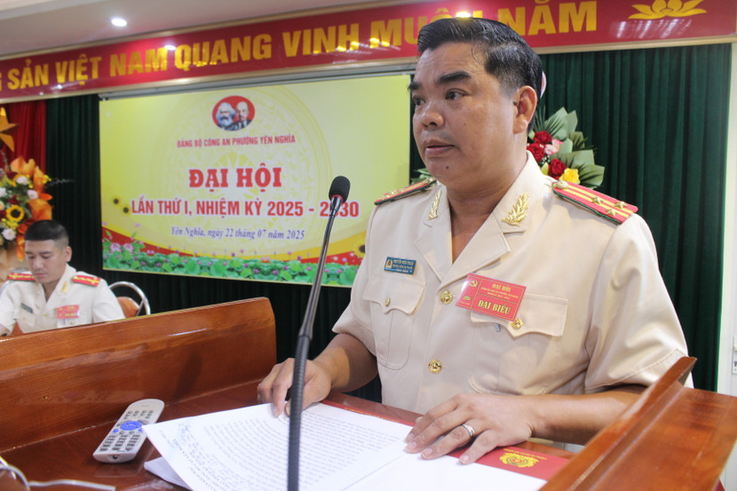 Thượng tá Nguyễn Minh Khang, Bí thư Đảng ủy, Trưởng Công an phường phát biểu tiếp thu ý kiến chỉ đạo tại Đại hội Thượng tá Nguyễn Minh Khang, Bí thư Đảng ủy, Trưởng Công an phường phát biểu tiếp thu ý kiến chỉ đạo tại Đại hội