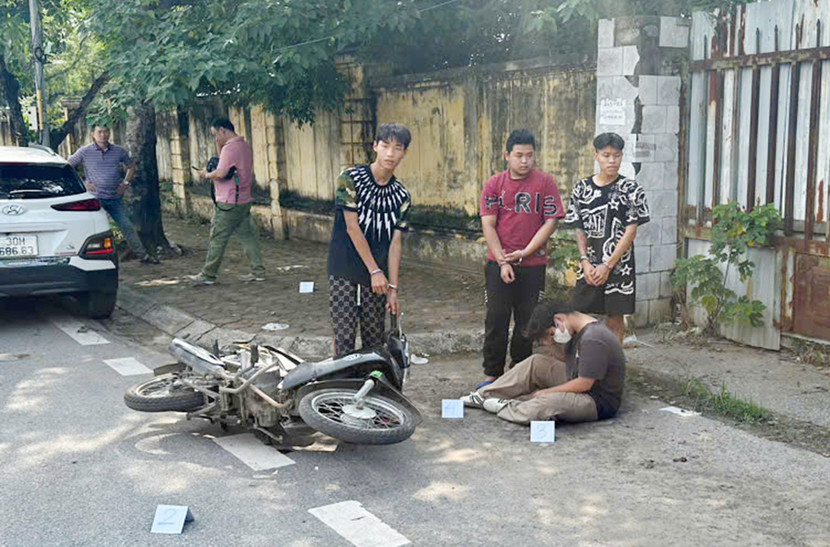 Các đối tượng thực nghiệm hiện trường vụ khống chế, cướp tài sản của anh N.V.D Các đối tượng thực nghiệm hiện trường vụ khống chế, cướp tài sản của anh N.V.D