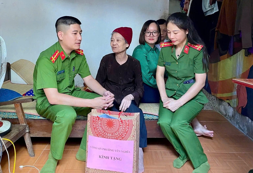 Đại úy Trần Quyết Thắng, Phó trưởng Công an phường Yên Nghĩa thăm hỏi gia đình chính sách trên địa bàn