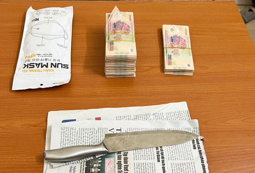 Con dao hung khí cùng số tiền tang vật cơ quan công an bước đầu thu giữ được