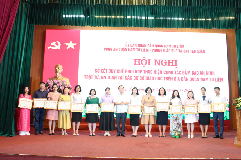 Ông Trần Thanh Long trao thưởng cho các tập thể có thành tích trong công tác thực hiện quy chế phối hợp